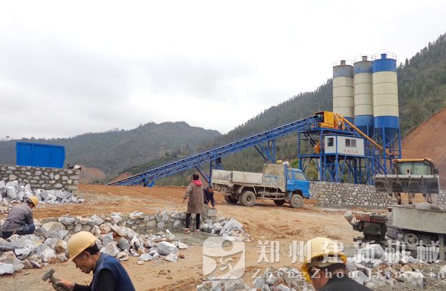 廣西鳳山縣中交二航局HZS90混凝土攪拌站現場